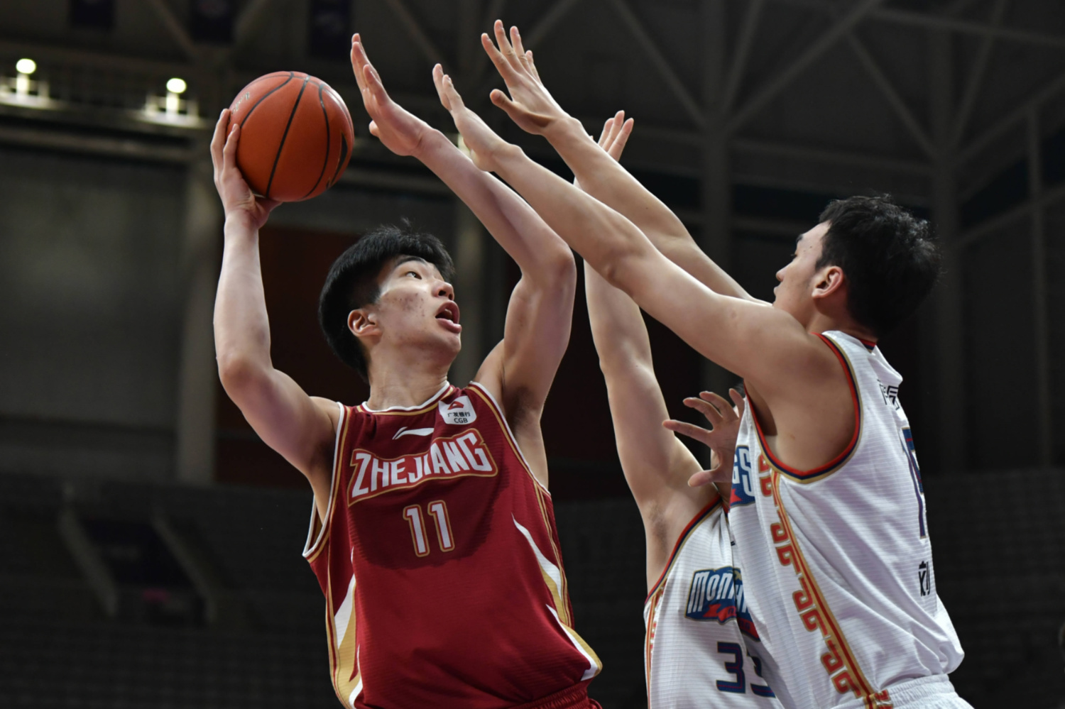 包含关键时刻意甲焦点战，浙江队再遭质疑，更衣室稳定，控场能力受关注的词条