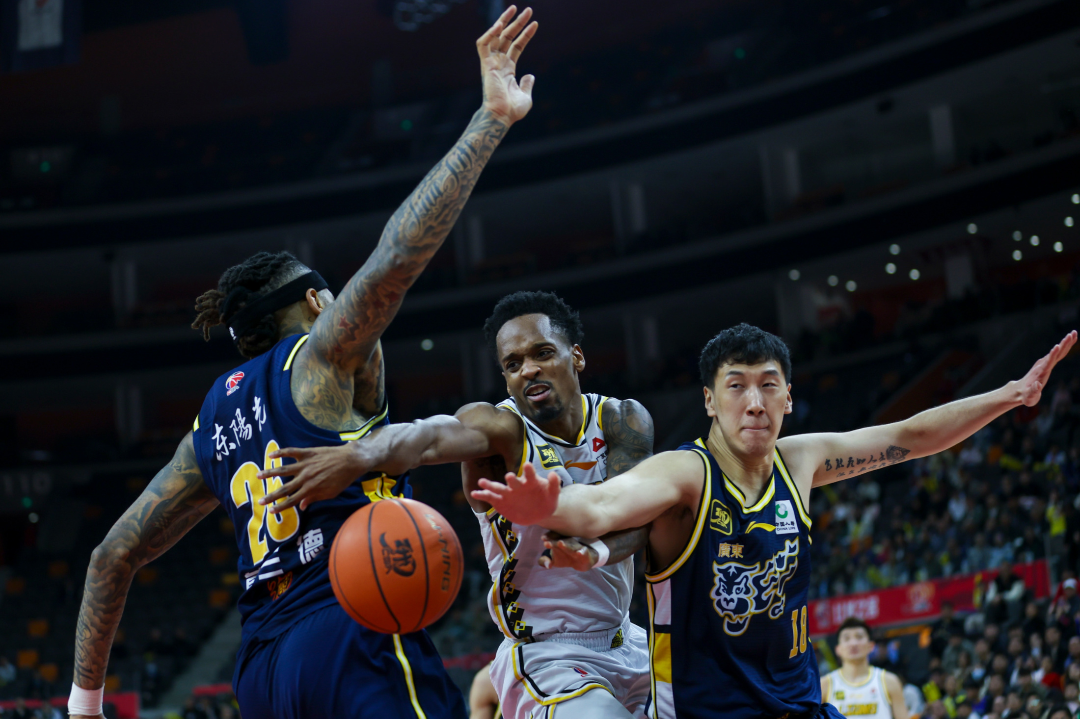 开云体育一键登录转折点！辽宁本钢远射贴柱，NBA季后赛加时末段攻防权衡，质疑声仍在，球队文化再被提及的简单介绍